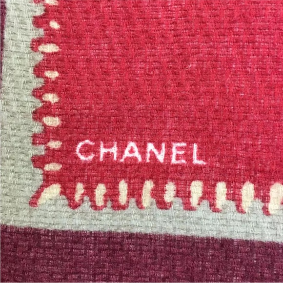 ✨🛍️ Chanel Red CC Logo Silk Blend Scarf - Picture 8 of 8